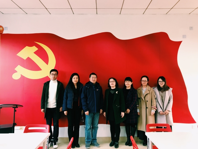 出席揭牌仪式的英院师生党员代表